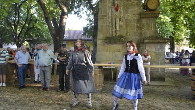 Baile del Agurra a Celedón junto a su fuente en Zalduondo