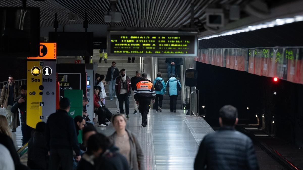 Un vigilante de Metro, a 22 de enero de 2025, en Barcelona