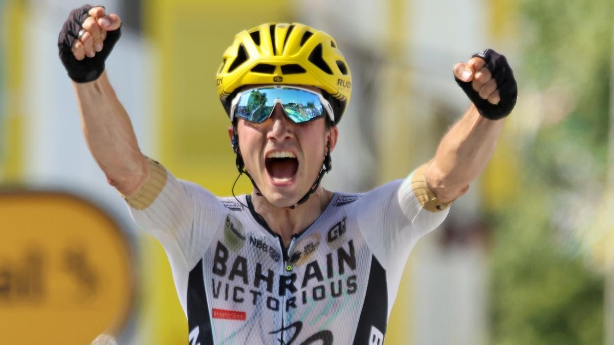 Instante en el que Pello Bilbao celebra su triunfo del año pasado en el Tour