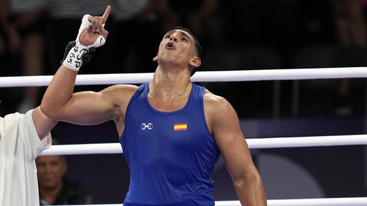 El boxeador Ayoub Ghadfa celebra su victoria.