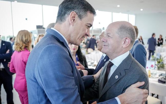Pedro Sánchez y Olaf Scholz, durante la cumbre europea de ayer en Moldavia.