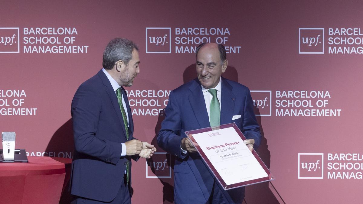 Galán recibe el premio 'Business Person of the Year'.