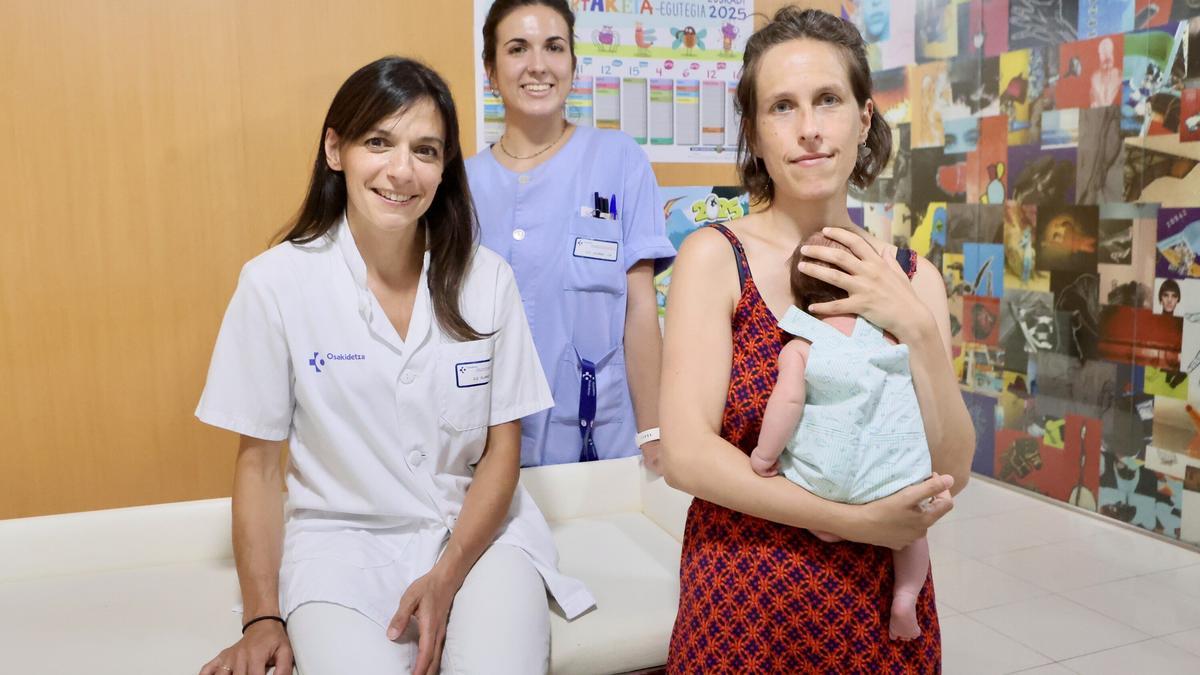 Itziar Echevarría y Miren Crespo, enfermera y pediatra del Centro de Salud de Olarizu, con Lur y su bebé, de apenas un mes de vida | Imagen: Pilar Barco - Diario de Noticias de Álava