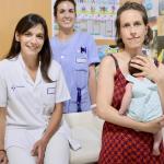 Itziar Echevarría y Miren Crespo, enfermera y pediatra del Centro de Salud de Olarizu, con Lur y su bebé, de apenas un mes de vida | Imagen: Pilar Barco - Diario de Noticias de Álava