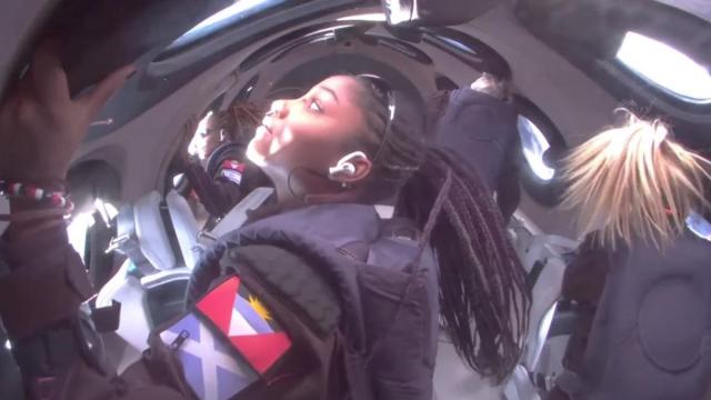 Primeros turistas espaciales en vuelo de Virgin Galactic en 2023.
