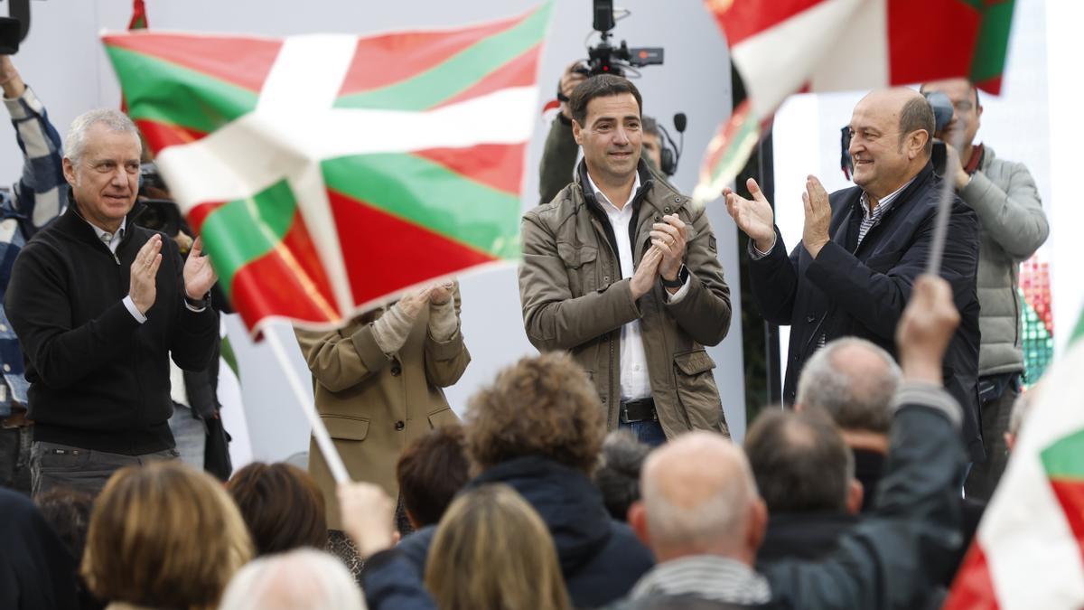 El candidato del PNV a lehendakari, Imanol Pradales, en un acto de campaña.