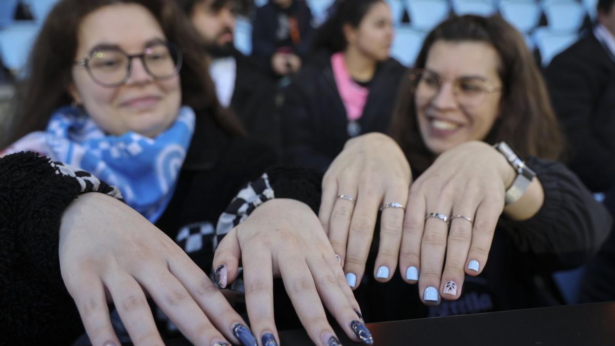 Aficionadas del Celta con las uñas pintadas.