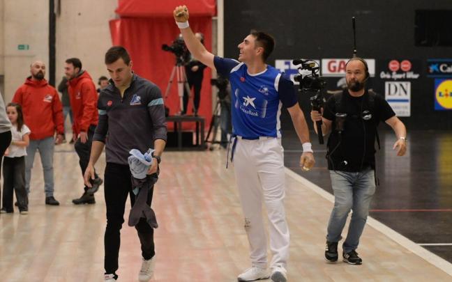 En imágenes: Peio Etxeberria gana a Aitor Elordi en los cuartos de final del Manomanista en Zumaia. / ARNAITZ RUBIO En imágenes: Peio Etxeberria gana a Aitor Elordi en los cuartos de final del Manomanista en Zumaia.