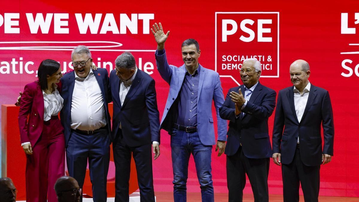 Pedro Sánchez junto a otros líderes de los socialista europeos en el acto inaugural del Congreso en Roma.