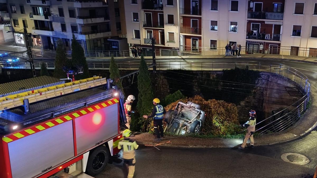 Los servicios de emergencia en el lugar del accidente en Elgoibar