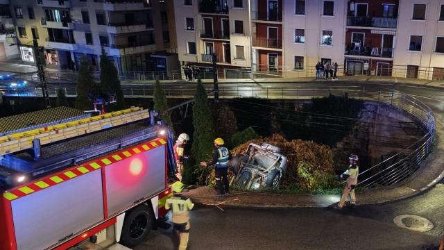 Los servicios de emergencia en el lugar del accidente en Elgoibar