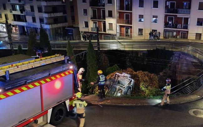 Los servicios de emergencia en el lugar del accidente en Elgoibar