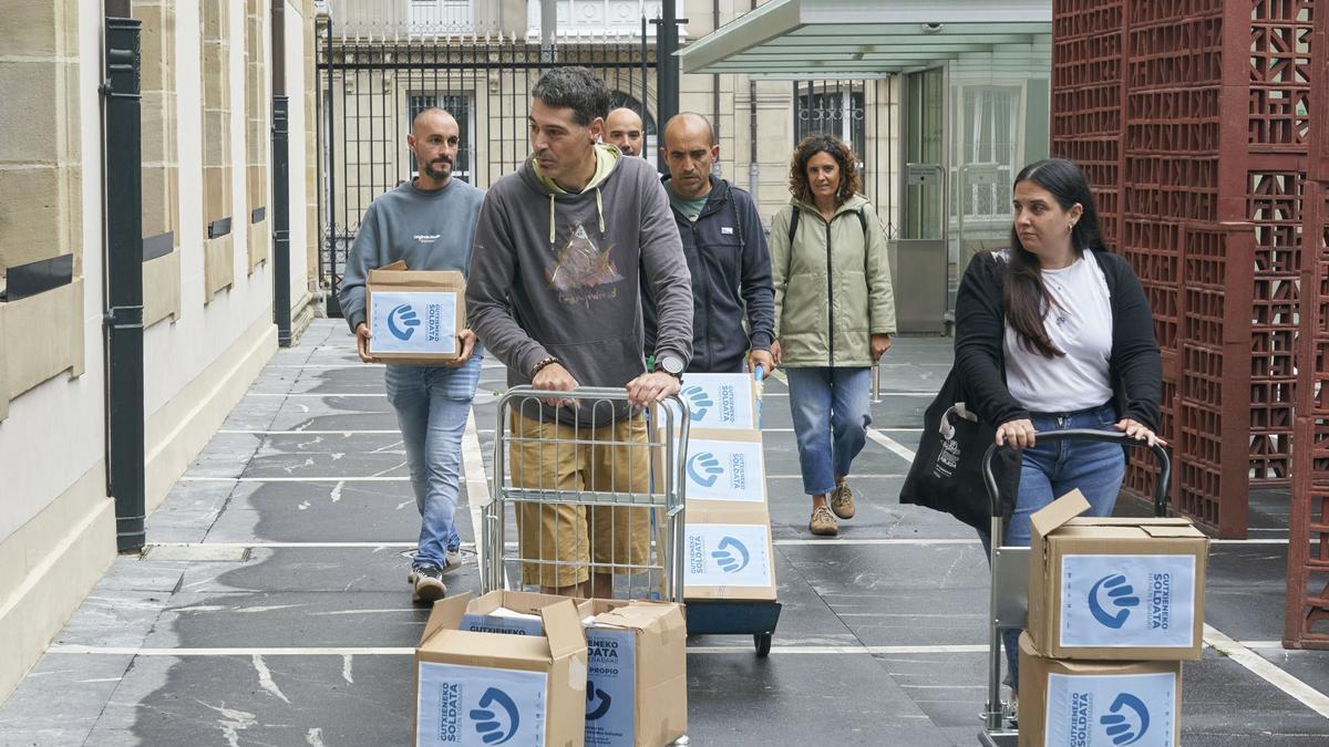 Representantes de los sindicatos ELA, LAB, ESK, Steilas, Hiru y Etxalde este jueves en el Parlamento Vasco donde registran las firmas que apoyan la Iniciativa Legislativa Popular para un Salario Mínimo propio en Euskadi