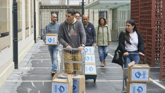 Representantes de los sindicatos ELA, LAB, ESK, Steilas, Hiru y Etxalde este jueves en el Parlamento Vasco donde registran las firmas que apoyan la Iniciativa Legislativa Popular para un Salario Mínimo propio en Euskadi