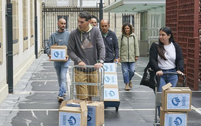 Representantes de los sindicatos ELA, LAB, ESK, Steilas, Hiru y Etxalde este jueves en el Parlamento Vasco donde registran las firmas que apoyan la Iniciativa Legislativa Popular para un Salario Mínimo propio en Euskadi