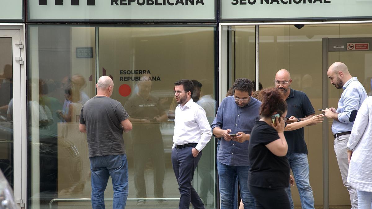 El presidente de la Generalitat, Pere Aragonès (2i), durante un descanso de la reunión, en la sede de ERC