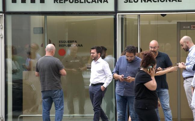 El presidente de la Generalitat, Pere Aragonès (2i), durante un descanso de la reunión, en la sede de ERC / EP El presidente de la Generalitat, Pere Aragonès (2i), durante un descanso de la reunión, en la sede de ERC