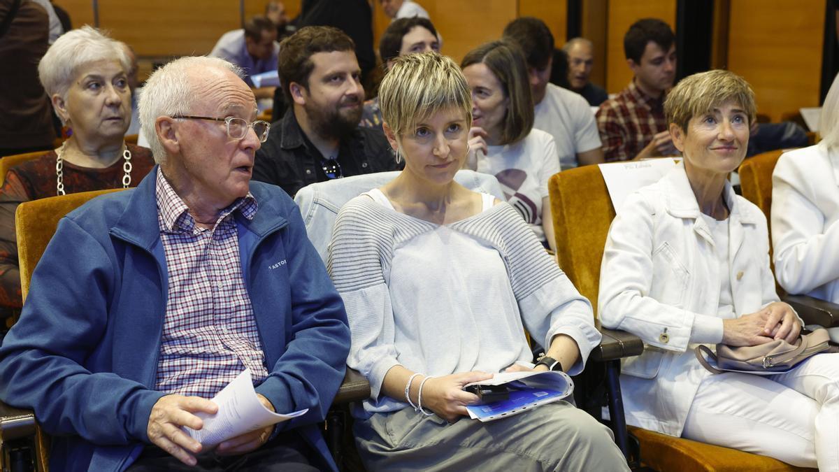 Joseba Azkarraga (i), María Jauregi Lasa (c), y Pili Zabala (d), víctimas de ETA y del GAL, en el acto.