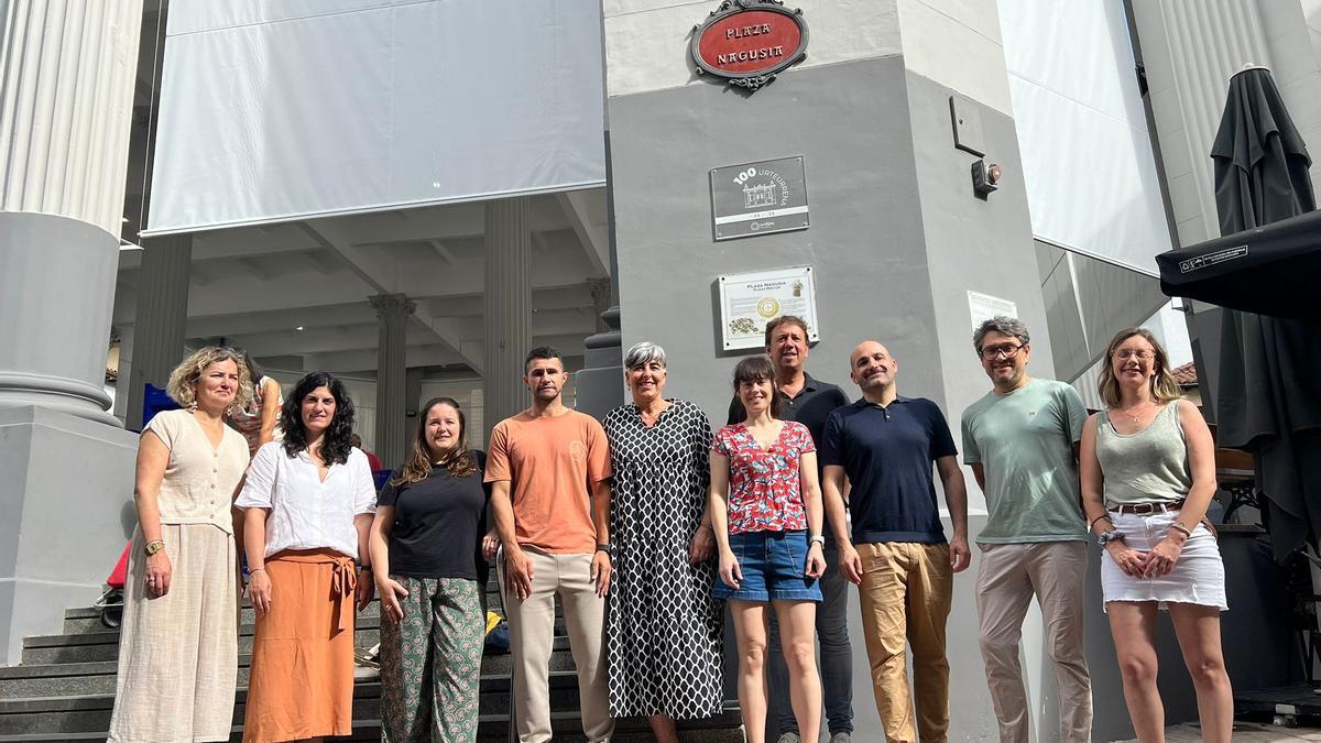 Ordiziako Udaleko kideak plazan kokatu den plakaren ondoan