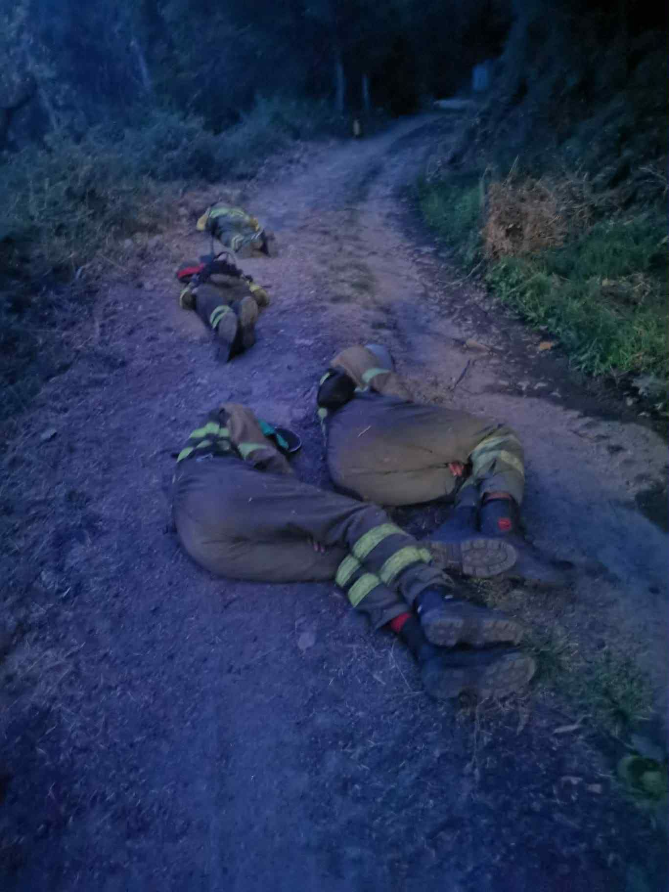 Un grupo de bomberos forestales duerme en el suelo durante los incendios de León.