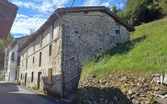 Vista del edificio que se va a demoler para construir un espacio para el aparcamiento.