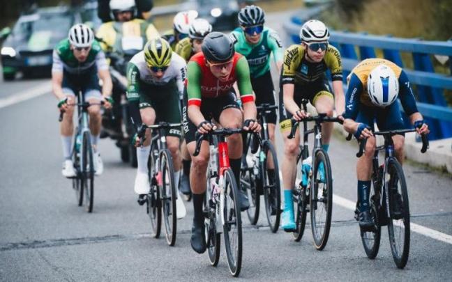 Un grupo de ciclistas de categoría aficionada ruedan en una competición.