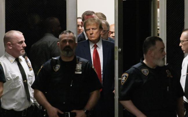 Trump durante su comparecencia ante el fiscal por los supuestos pagos a Stormy Daniels.