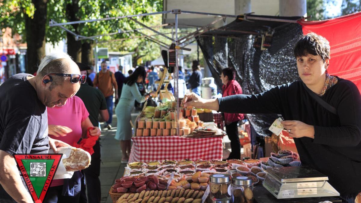 Los puestos de venta se instalan en la zona de Los Miradores el 13 de octubre, Día de San Fausto