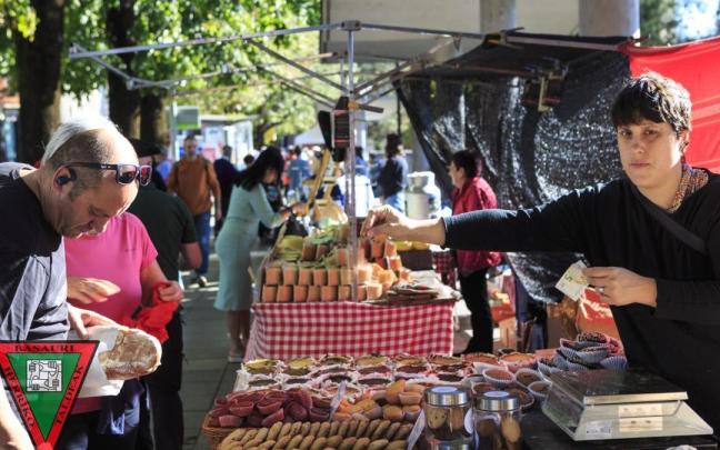 Los puestos de venta se instalan en la zona de Los Miradores el 13 de octubre, Día de San Fausto