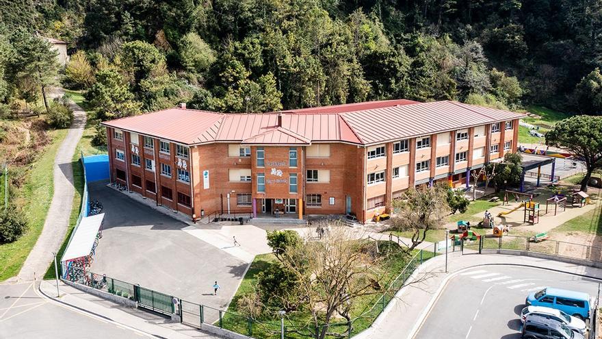 Exterior de la escuela Zaragueta de Orio.