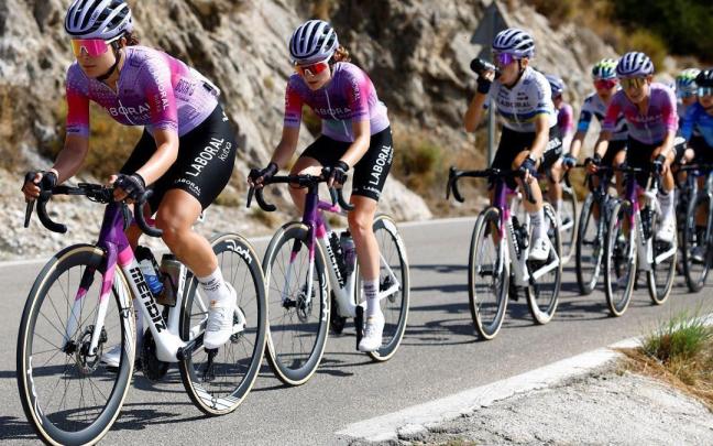 Las dos corredoras junto al equipo.