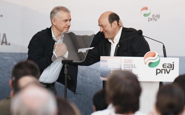 El lehendakari, Iñigo Urkullu y el presidente del EBB, Andoni Ortuzar, intervienen en la celebración del Aberri Eguna.