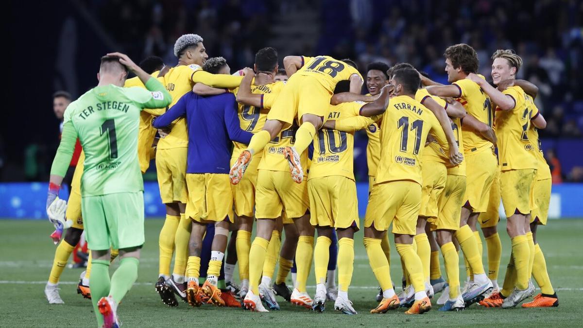 Los jugadores del FC Barcelona celebran proclamarse campeones de LaLiga.