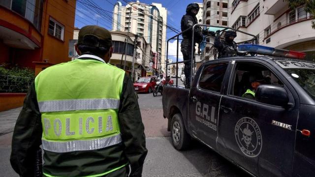 Policía controla los vehículos que circulan en La Paz, Bolivia.