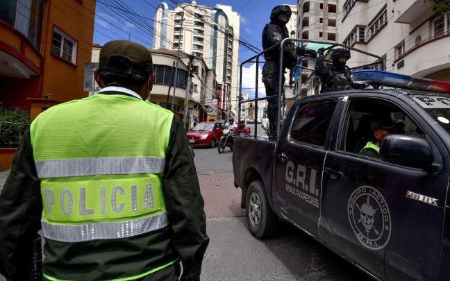 Policía controla los vehículos que circulan en La Paz, Bolivia.