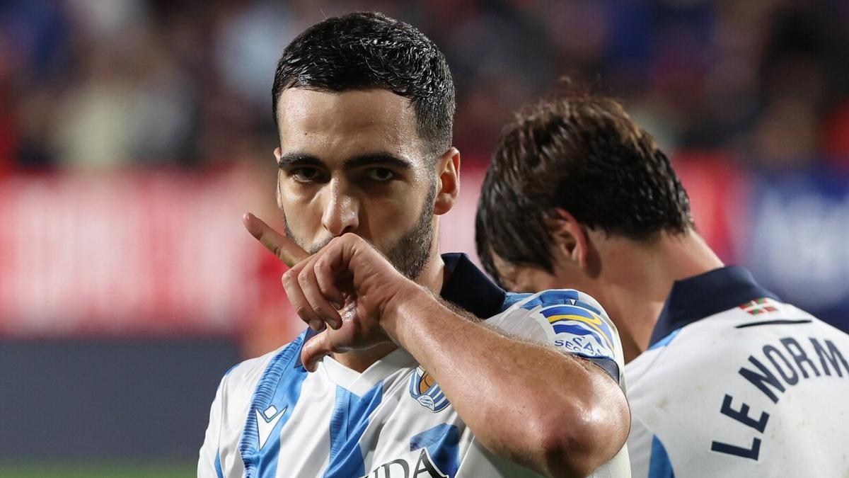 Mikel Merino celebra el segundo gol de la Real en Pamplona. / UNAI BEROIZ