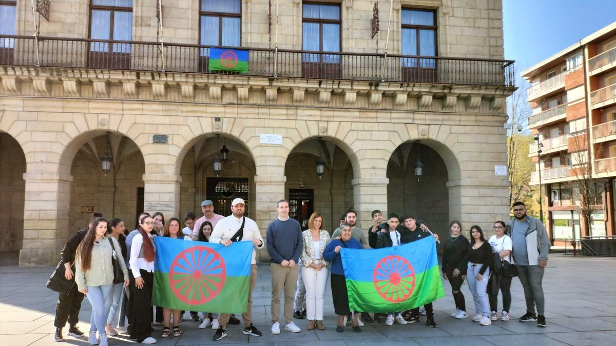 Integrantes de Kera y Kale Dor Kayiko junto a la alcaldesa de Irun, Cristina Laborda, y al delegado de Bienestar Social, Josu Iguiñiz, esta mañana frente al Ayuntamiento.