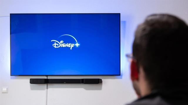 Un hombre abre la aplicación de Disney+ en su televisión.