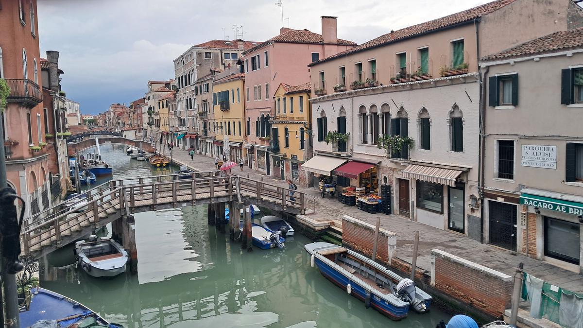 La vida diaria transcurre entre los canales.