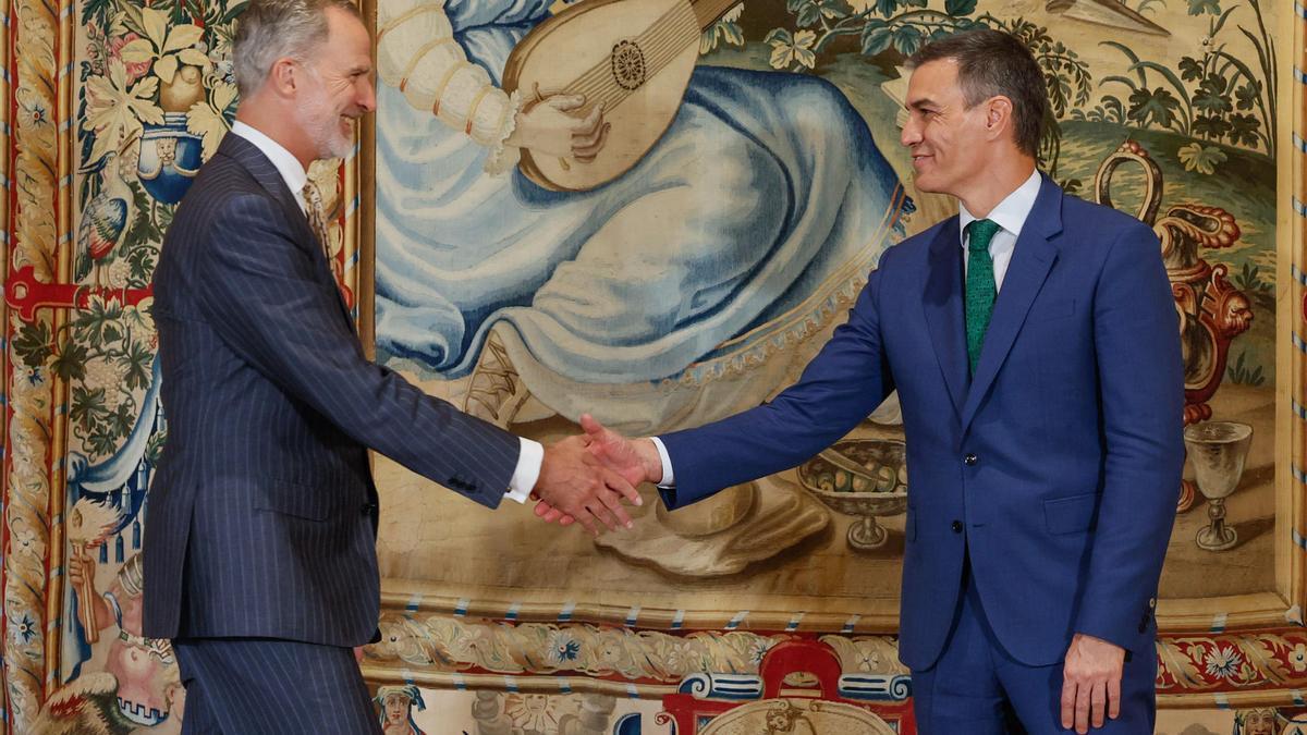 El presidente del Gobierno español, Pedro Sánchez, y el rey Felipe VI, se saludan en su despacho en el palacio de La Almudaina