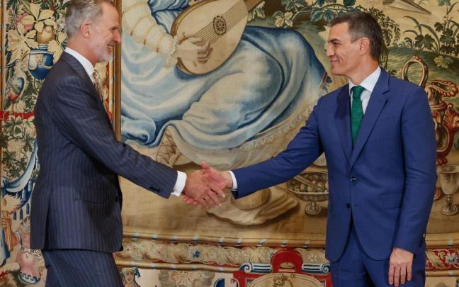 El presidente del Gobierno español, Pedro Sánchez, y el rey Felipe VI, se saludan en su despacho en el palacio de La Almudaina