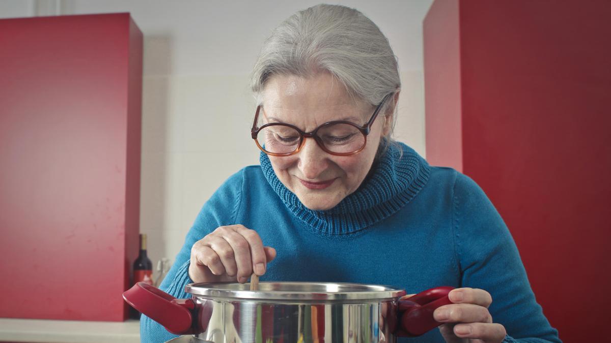 Una abuela prepara uno de sus guisos.