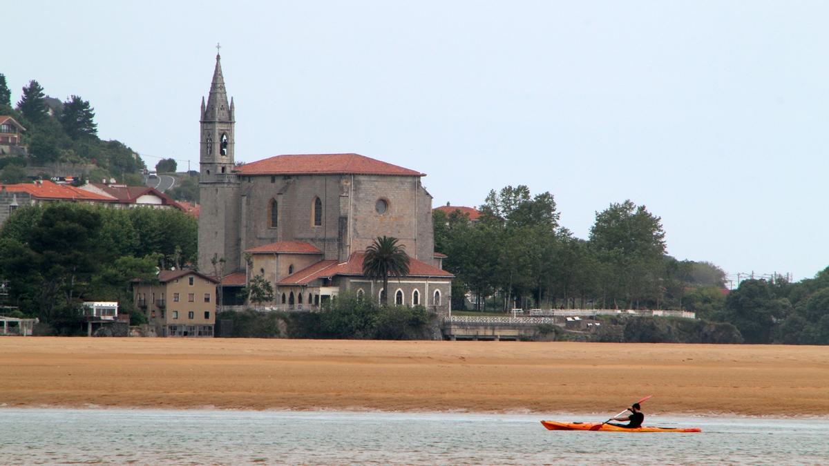 Un piragüista, en las aguas de la ría de Mundaka, en Urdaibai.
