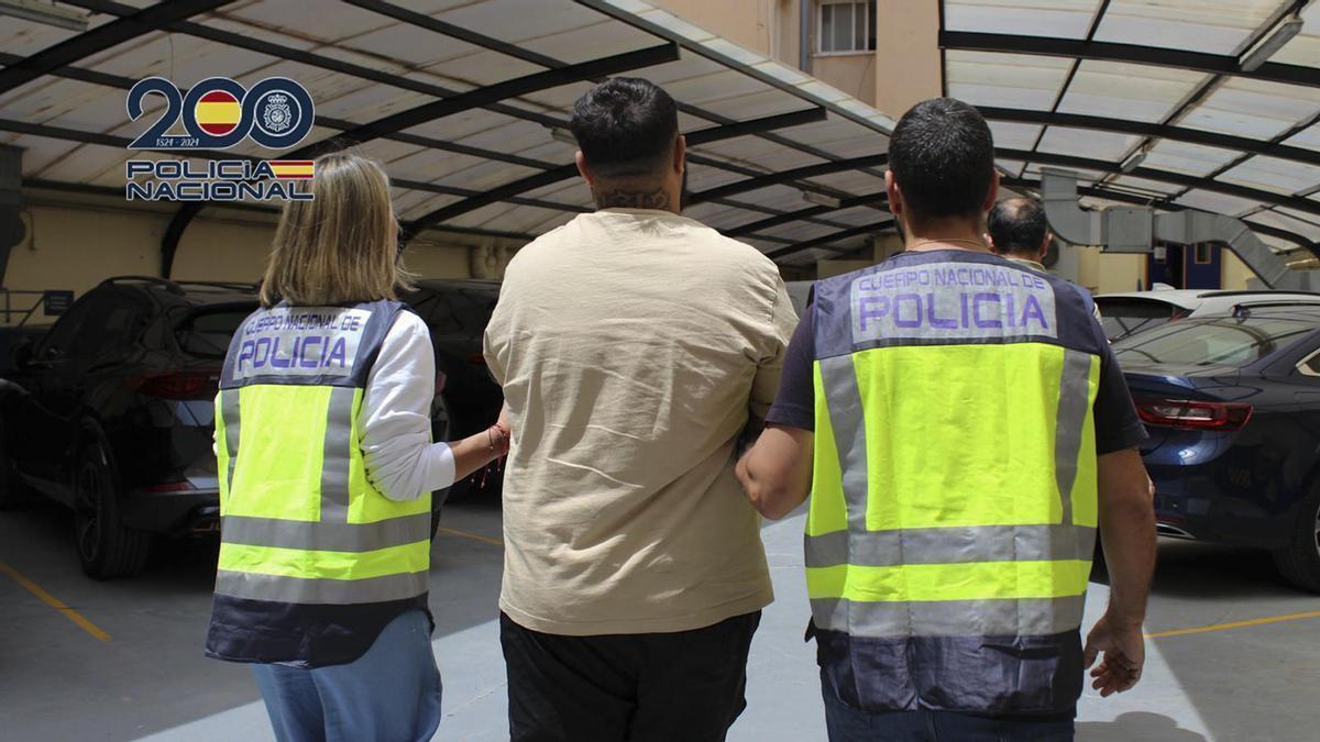 Imagen facilitada por la Policía Nacional del traslado del conductor detenido por atropellar a un niño de 8 años en Valencia.