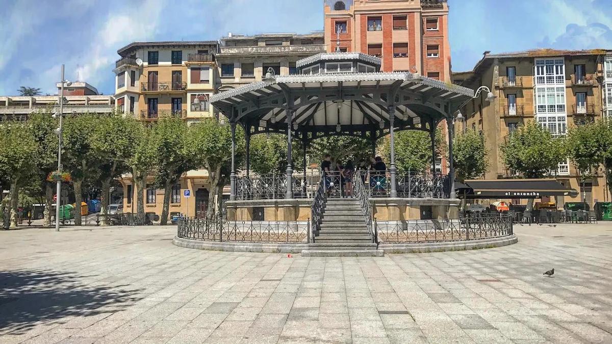 Foto de la plaza del Ensanche de Irun, donde se celebrará la jornada solidaria organizada por Bidashop.