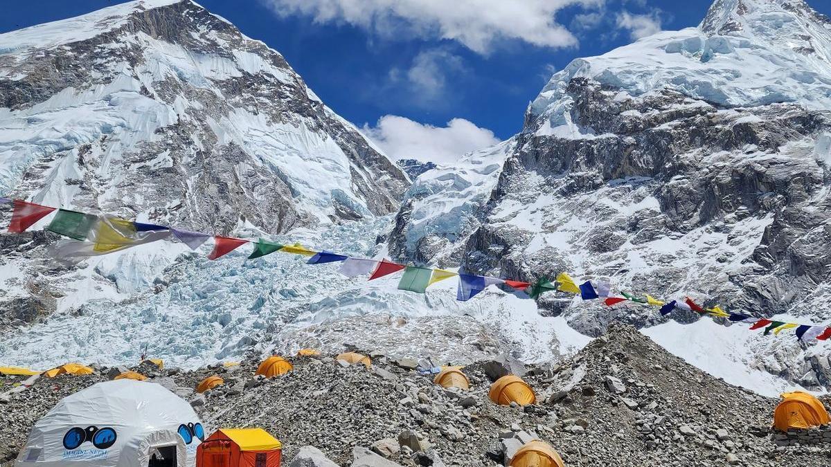 Tiendas de montañeros en el campamento base del Everest.