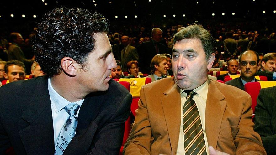 Miguel Indurain charla con Eddy Merckx en una presentación del Tour.