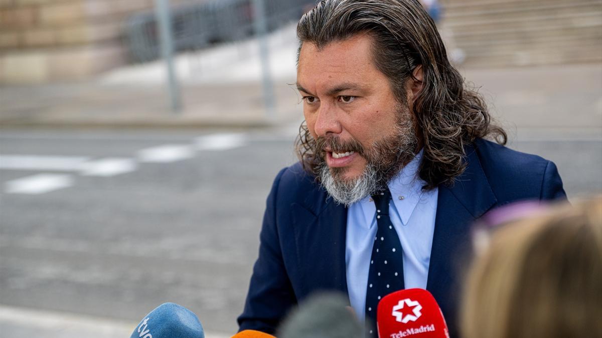 El abogado de la víctima, Jorge Albertini, ofrece declaraciones a los medios a su llegada al juicio.