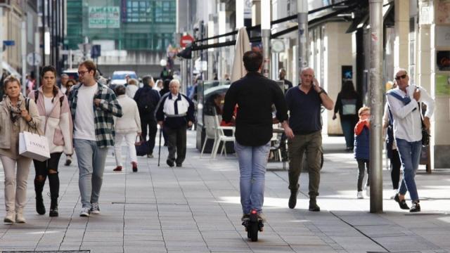 Una persona con patinete por Vitoria