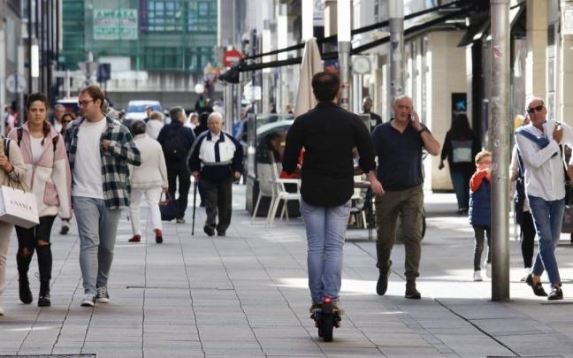 Una persona con patinete por Vitoria